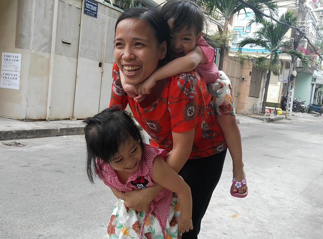 
Ba mẹ con cô Nguyễn Thị Hường trong những ngày sum vầy bên nhau.
