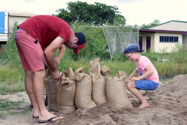 
Người d&acirc;n thị trấn Bowen, thuộc ph&iacute;a nam của th&agrave;nh phố Townsville, chuẩn bị bao c&aacute;t ph&ograve;ng ngừa nước ngập từ ng&agrave;y 27/3 - Ảnh: Reuters
