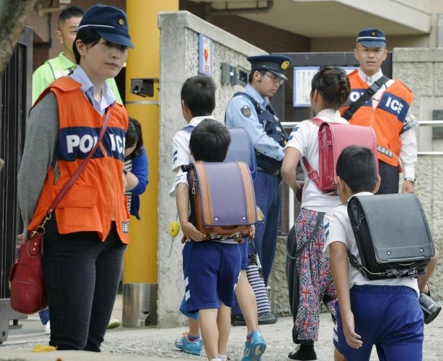 
Cảnh sát bảo vệ ngôi trường nơi bé Ikuta theo học. Ảnh: Asiaone.
