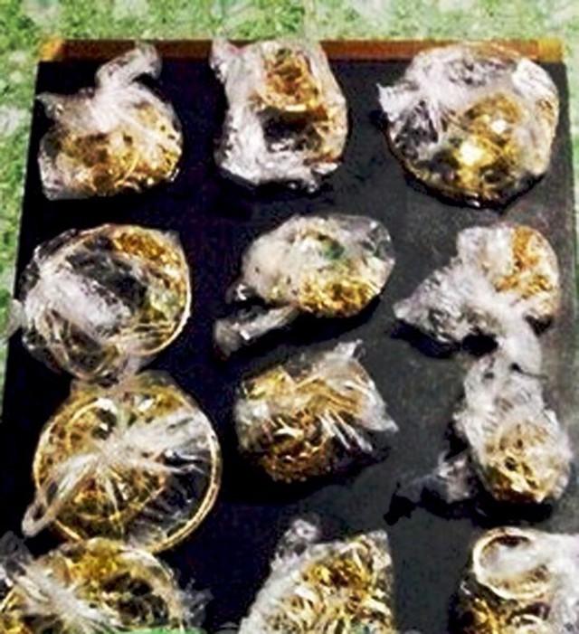 
Cảnh sát thu giữ nhiều túi vàng do nhóm nghi can trộm được ở huyện Hoài Nhơn (Bình Định). Ảnh: M.Thăng.
