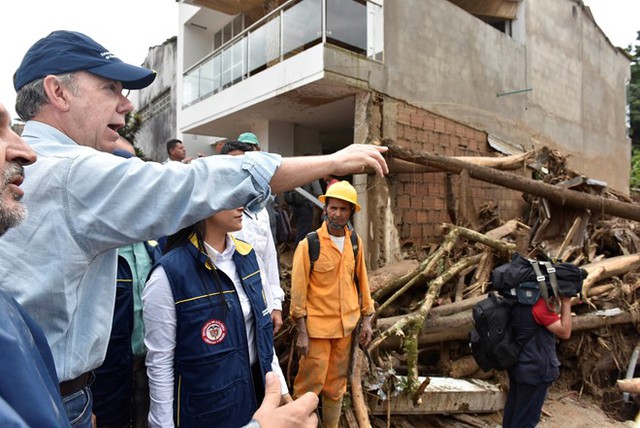 Tổng thống Colombia Juan Manuel Santos chỉ đạo cứu hộ. Ảnh: Reuters.