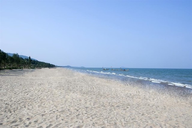 Biển Hải Tiến – nét đẹp hoang sơ, thơ mộng với bãi cát trải dài