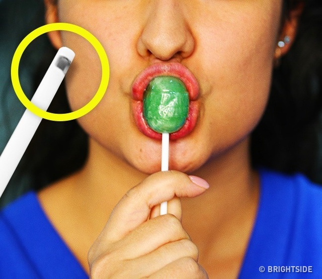 Lỗ phía trên cao của thanh kẹo không phải để chống ngạt thở nếu chẳng may nuốt phải.