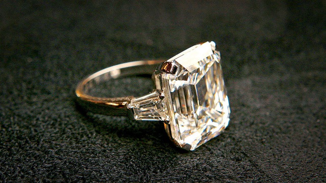 
Chiếc nhẫn kim cương 25 cara bà Melania Trump được chồng tặng.
