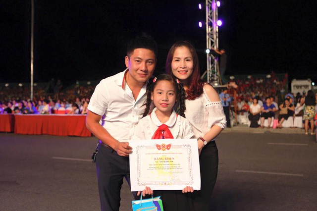 
Bố mẹ chúc mừng bé Quỳnh Anh tại một cuộc thi hùng biện bằng tiếng Anh mới đây (ảnh: Gia đình bé Quỳnh Anh cung cấp)
