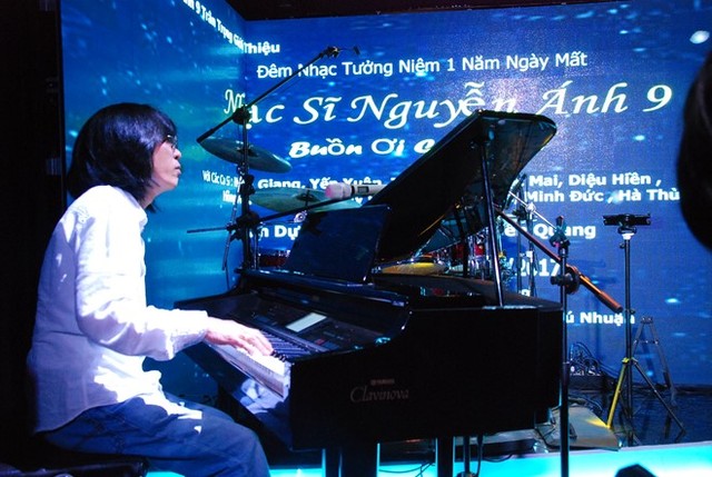 
Nhạc sĩ Nguyễn Quang chơi đàn trên cây piano của cha. Ảnh: M.T.
