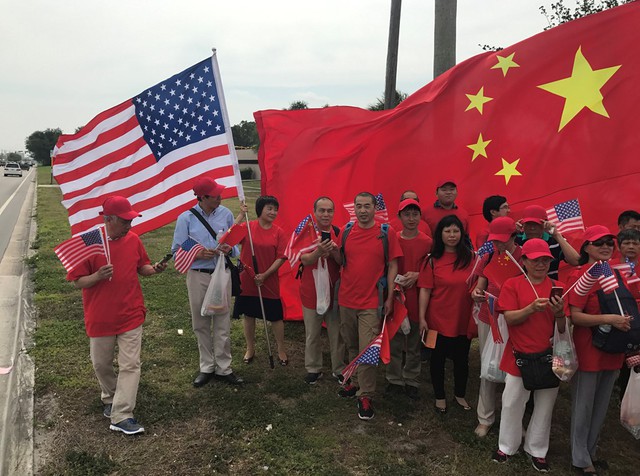 
Nhóm người chờ đợi đón đoàn xe của Chủ tịch Trung Quốc Tập Cận Bình trước cuộc gặp với Tổng thống Mỹ Donald Trump tại Sân bay Quốc tế Palm Beach ở West Palm Beach, Florida, Mỹ, ngày 6/4.
