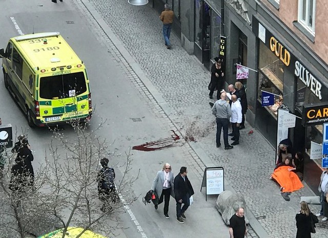 Hiện trường loang vết m&aacute;u ở đường phố Stockholm , Thụy Điển, sau vụ lao xe tải v&agrave;o đ&aacute;m đ&ocirc;ng ng&agrave;y 7/4. Ảnh: Reuters.