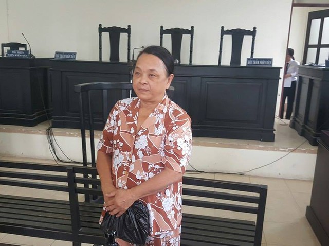 Bị c&aacute;o Hạnh thẫn thờ trong giờ t&ograve;a nghị &aacute;n