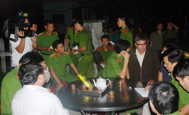 
 C&ocirc;ng an Quảng Ng&atilde;i kh&aacute;m nghiệm hiện trường ở nh&agrave; Ph&uacute;c. Ảnh: T.Th&agrave;nh.

