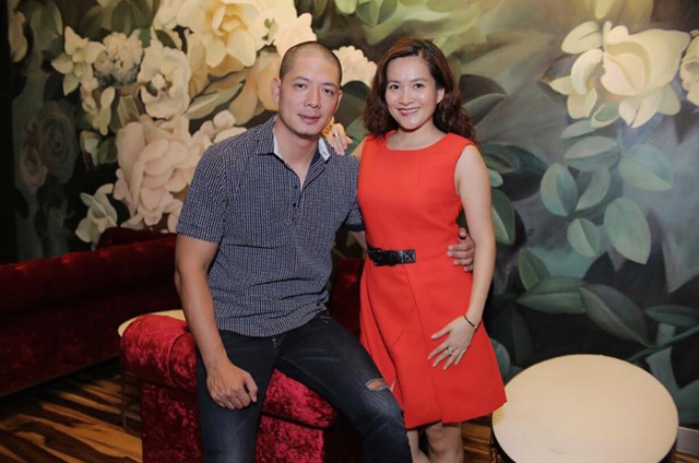 
Hai vợ chồng &ocirc;m eo nhau, thể hiện t&igrave;nh cảm mặn nồng.
