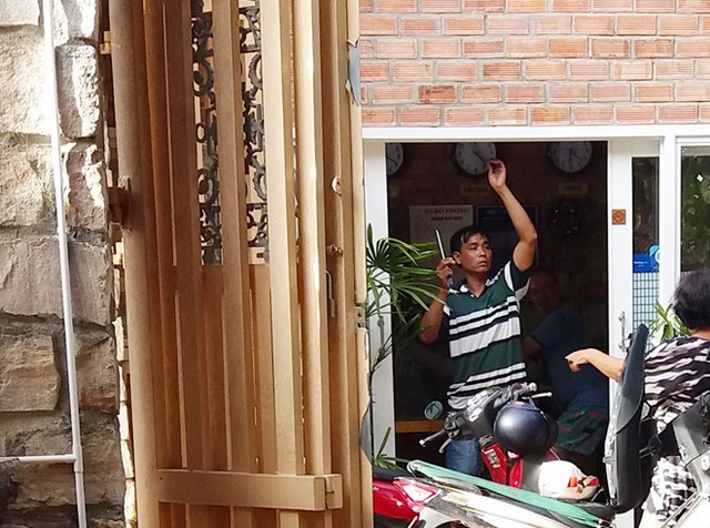 
B&agrave; Duy&ecirc;n cho người thay ổ kh&oacute;a ph&ograve;ng lễ t&acirc;n của kh&aacute;ch sạn, kh&ocirc;ng cho anh Th&aacute;i kinh doanh. Ảnh: Việt Tường.
