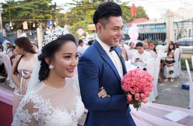 Cả hai tổ chức đ&aacute;m cưới sau 7 năm y&ecirc;u. Ảnh: Quang Trần.