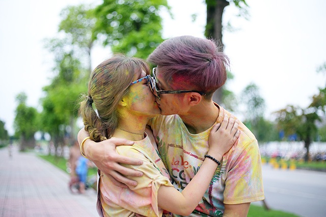 
Ngày hôm qua 22/4 cũng là ngày Quốc tế những nụ hôn, nên các bạn trẻ không ngại ngần thể hiện tình cảm của mình
