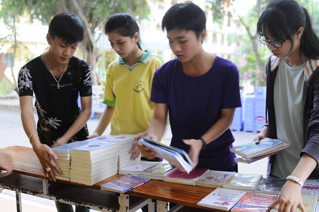 
Học tr&ograve; Trường THPT Mang Th&iacute;t, Vĩnh Long trong ng&agrave;y hội Tết s&aacute;ch do thầy Huỳnh Văn Thế tổ chức
