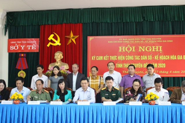 
Lễ ký cam kết thực hiện công tác DS-KHHGĐ tại Thái Nguyên ngày 27/4. Ảnh: Huy Dương

 
