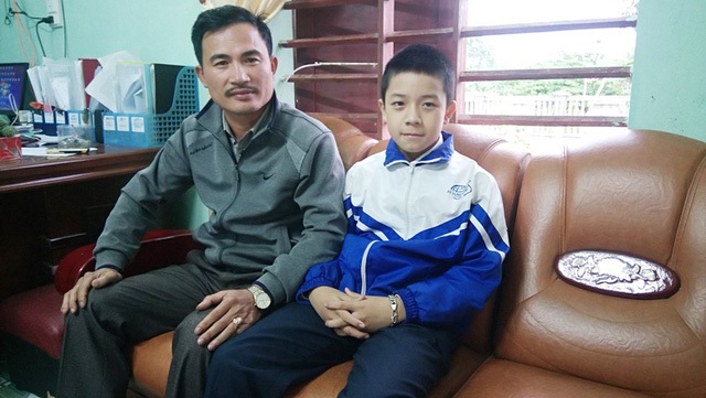 Tuấn Hưng bên cạnh thầy giáo Trần Quốc Khánh, Hiệu trưởng Trường Tiểu học Quảng Thạch