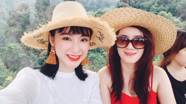 
Nữ diễn vi&ecirc;n 22 tuổi tự h&agrave;o khoe ảnh mẹ ng&agrave;y c&agrave;ng trẻ trung. V&agrave;i năm trước, mẹ Phương Trinh b&aacute;n x&ocirc;i buổi s&aacute;ng c&ugrave;ng gia đ&igrave;nh, tuy nhi&ecirc;n, v&igrave; chiều theo mong muốn của con g&aacute;i n&ecirc;n hiện mẹ c&ocirc; ở nh&agrave; nội trợ.Phương Trinh v&agrave; em g&aacute;i Phương Trang. Cả hai chị em đều c&ugrave;ng diện v&aacute;y d&agrave;i t&ocirc;ng trắng kết hợp c&ugrave;ng n&oacute;n rộng v&agrave;nh đ&uacute;ng phong c&aacute;ch m&ugrave;a h&egrave;.
