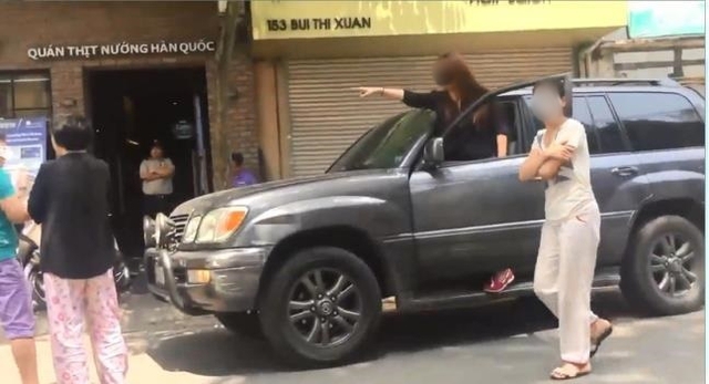 Người phụ nữ chỉ tay, liên tục chửi bới tài xế xe KIA Morning. Ảnh cắt từ clip