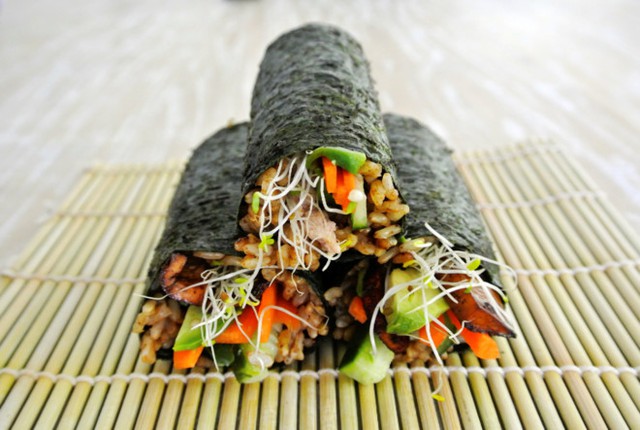 
Bạn nên dùng sushi gạo lứt thay vì gạo trắng. Ảnh: Eatcleaner.
