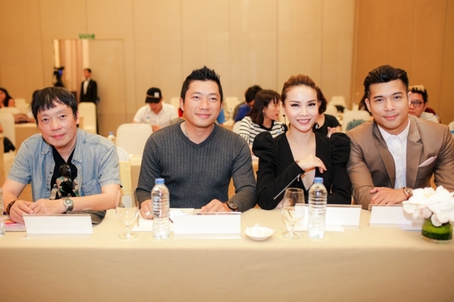 
Đạo diễn NSƯT Nguyễn Đức Việt (bìa trái) và 3 trong số các diễn viên chính của phim gồm Kinh Quốc, Yến Trang và Trương Thế Vinh. Ảnh: Thành Luân.
