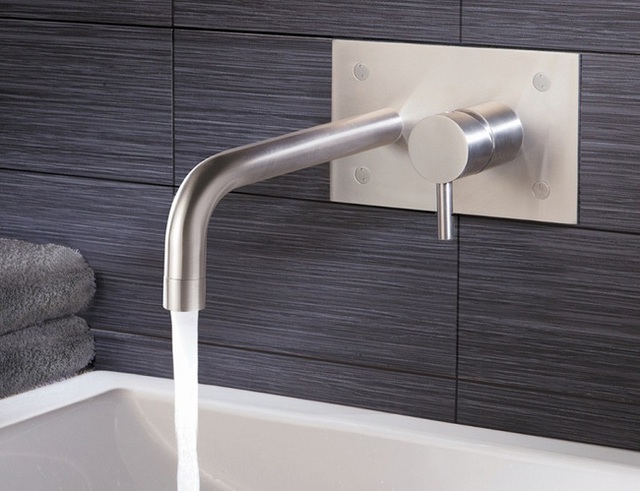 Thiết kế gắn vòi gắn tường đem lại cái nhìn hiện đại và mới mẻ cho thiết kế nhà tắm.