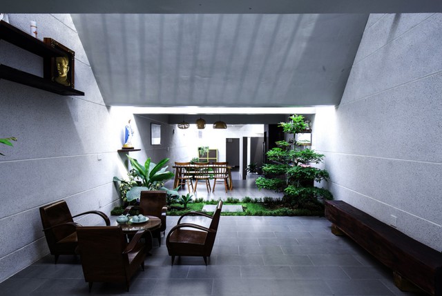 Theo kiến trúc sư, căn nhà được lấy ý tưởng từ không gian bên trong hang Sơn Đoòng (Quảng Bình), nơi con người tránh ô nhiễm, khói bụi thành phố để hòa mình với thiên nhiên.