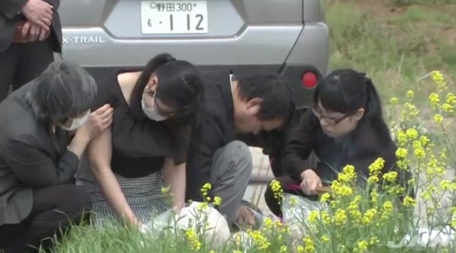 
Gia đình bé Nhật Linh khóc khi đến nơi thi thể con gái được phát hiện ở Abiko. Ảnh: ANN.
