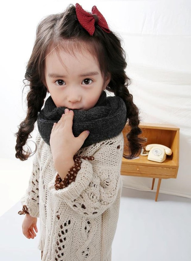 
C&ocirc; b&eacute; c&oacute; gương mặt xinh đẹp v&agrave; sắc n&eacute;t.
