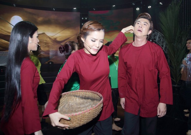 Phương Trinh Jolie trêu đùa trong lúc Hồ Việt Trung và Uyên Trang tập luyện. Ảnh: DL Duy.