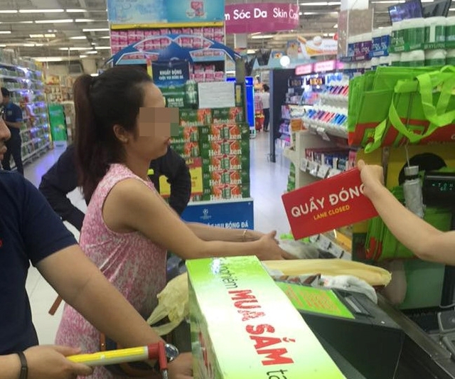 C&ocirc; g&aacute;i bị d&acirc;n mạng n&eacute;m đ&aacute; khi chen ngang thanh to&aacute;n tại si&ecirc;u thị. Ảnh: Đ&ocirc;ng Vũ. 