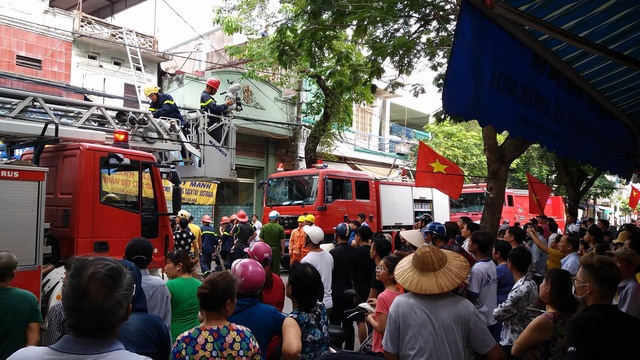 
Rất đông người dân tập trung quanh hiện trường vụ cháy.
