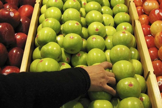Cùng với các loại táo thường, táo biến đổi gen đã được bày bán tại các cửa hàng tại Mỹ