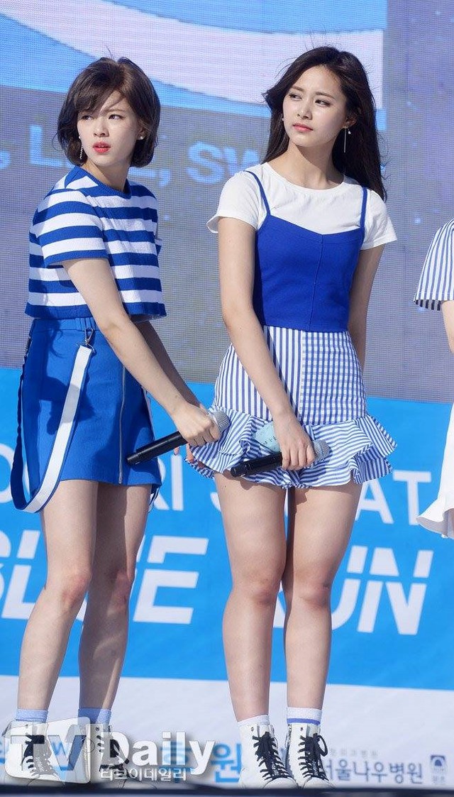 
 Tzuyu c&ugrave;ng c&aacute;c th&agrave;nh vi&ecirc;n TWICE trong sự kiện.
