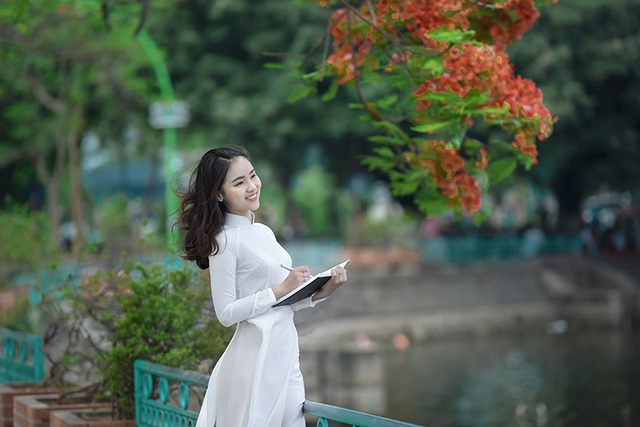 L&agrave; học sinh, Ngọc Anh y&ecirc;u vẻ đẹp của t&agrave; &aacute;o d&agrave;i trắng. V&agrave; em muốn thực hiện bộ ảnh n&agrave;y để lưu lại k&yacute; ức tuổi học tr&ograve;.