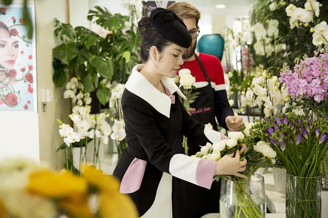 
Trước khi tham dự LHP Cannes, Lý Nhã Kỳ đã bay tới Monaco để gặp gỡ các đối tác trong công việc. Tranh thủ khoảng thời gian rảnh, cô mua hoa để tới viếng mộ Công nương Grace Kelly tại Nhà thờ hoàng gia Monaco.
