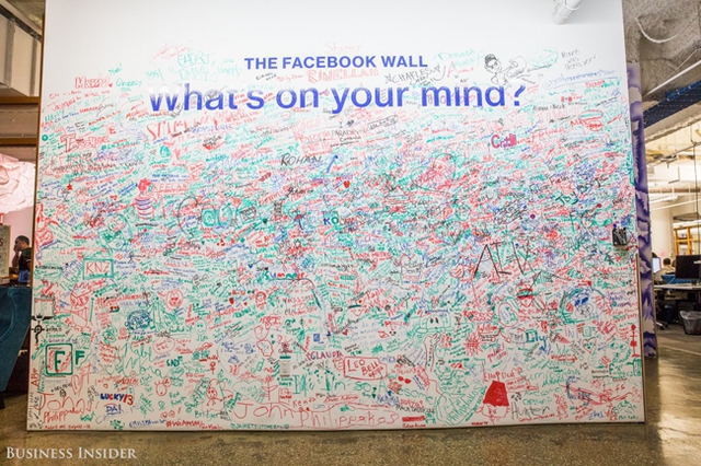 Điều đầu tiên gây ấn tượng với bất cứ ai khi đặt chân đến đây là bức tường của Facebook ngoài đời thực. Đây là nơi để toàn thể nhân viên ghi lại dấu ấn riêng của mình trong một tập thể chung.