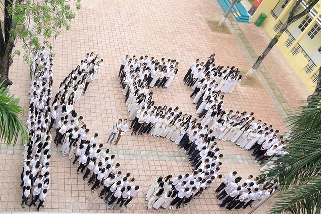 Sau lễ chào cờ, các học sinh lớp 12 của trường đã cùng nhau xếp chữ K55 – tên khóa học của mình