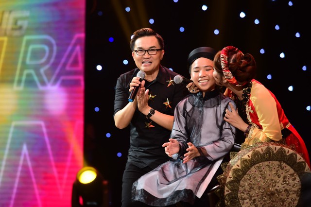 
Công Quốc là một trong 9 huấn luyện viên nhí trong Sinh ra để tỏa sáng. Á quân The Voice Kids mùa 3 hướng dẫn Phi Thanh Vân hát dân ca Bắc Bộ.
