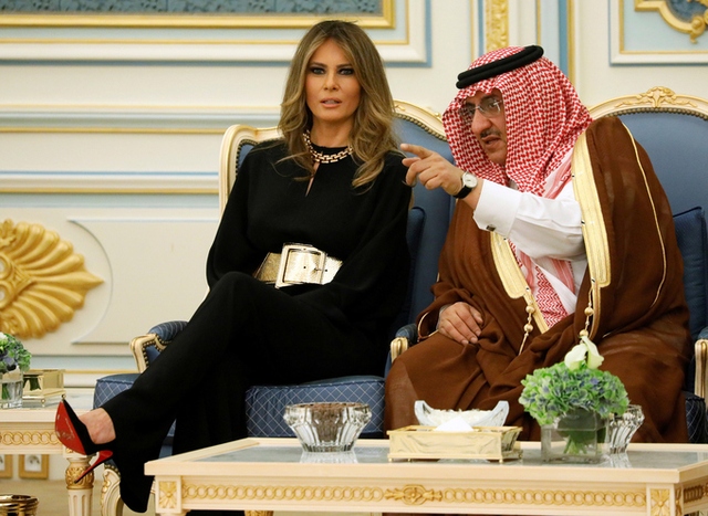 
Khi đặt chân đến Riyadh, thủ đô Arab Saudi và tiếp chuyện Thái tử Muhammad bin Nayef hôm 20/5, bà Melania lựa chọn bộ jumpsuit Stella McCartney kín đáo có giá 1.047 USD, đai lưng Saint Laurent 348 USD.Bộ jumpsuit khi đến Arab Saudi của Melania rất tương đồng với trang phục abaya truyền thống phụ nữ Hồi giáo mặc, Bennett nói.
