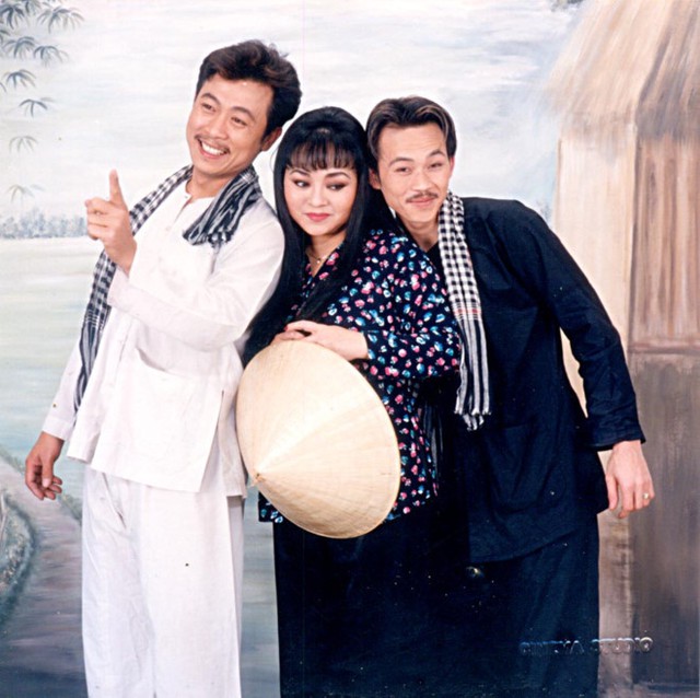 
Hai nghệ sĩ bên ca sĩ Hương Lan. Nghệ sĩ Hoài Linh luôn coi Hương Lan là chị hai trong gia đình.
