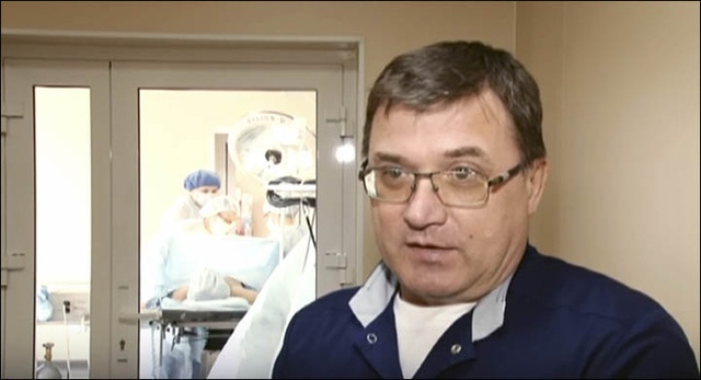 
Bác sĩ phẫu thuật Vladimir Borovkov - Phó Giám đốc Trung tâm Altai Regional Preatal (Ảnh: siberiantimes)
