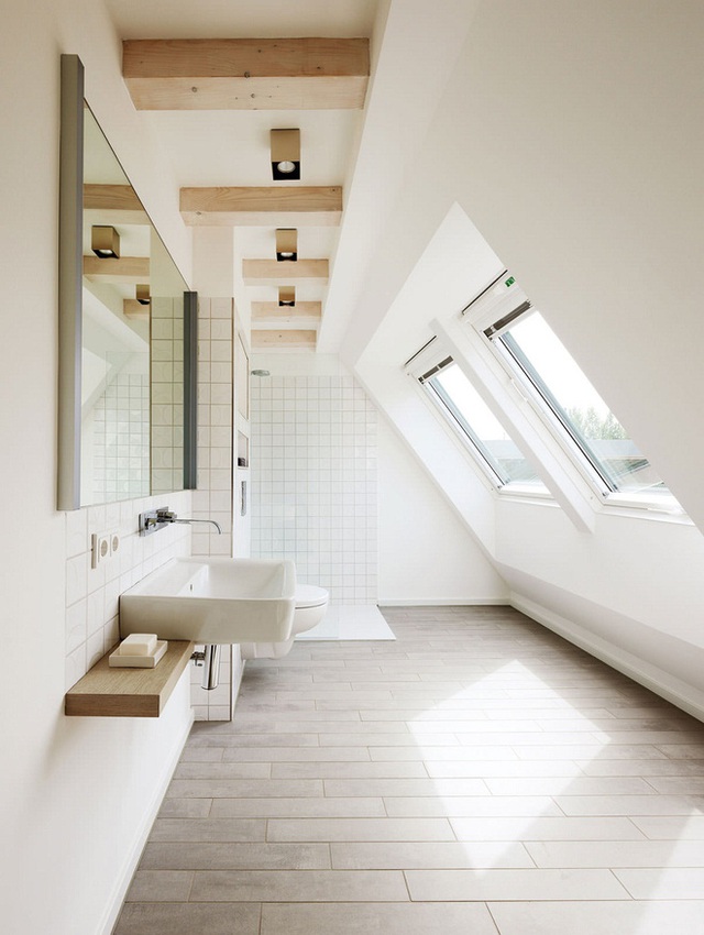 2. Ánh sáng là một trong những nhân tố quyết định khiến những căn phòng tắm gác mái trông tuyệt vời đến vậy.