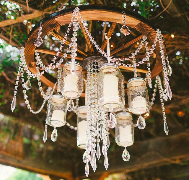 2. C&ograve;n đ&acirc;y l&agrave; một mẫu đ&egrave;n ch&ugrave;m thả trần l&agrave;m từ pha l&ecirc;, bao gồm một v&ograve;ng gỗ dạng v&ocirc; lăng, đ&iacute;nh chặt với c&aacute;c hũ thủy tinh. B&ecirc;n trong chứa c&aacute;c cục nến trắng, bạn c&oacute; thể dễ d&agrave;ng sử dụng n&oacute; v&agrave;o ban đ&ecirc;m. Dưới t&iacute;nh chất quang học, phản chiếu &aacute;nh s&aacute;ng từ pha l&ecirc; với ngọn nến đặt ở b&ecirc;n trong hũ thủy tinh, chắc chắn &aacute;nh s&aacute;ng m&agrave; mẫu đ&egrave;n n&agrave;y ph&aacute;t ra sẽ lung linh, quyến rũ kh&oacute; tả đấy.