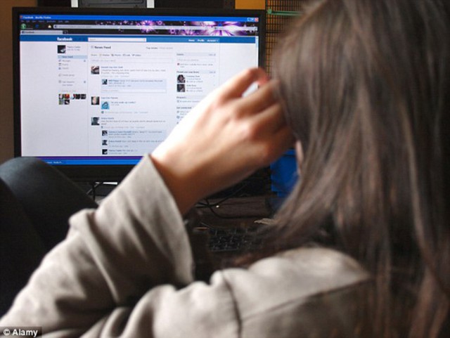 
Nữ sinh 18 tuổi kiện cha mẹ vì đã đăng ảnh cô hồi nhỏ lên mạng xã hội. Ảnh: Alamy.
