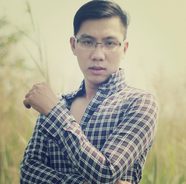 
Đặng B&aacute; Đạo tốt nghiệp loại giỏi ĐH Ngoại thương, hiện vừa l&agrave;m việc cho c&ocirc;ng ty h&agrave;ng kh&ocirc;ng vừa dạy tiếng Anh. Ảnh: NVCC.
