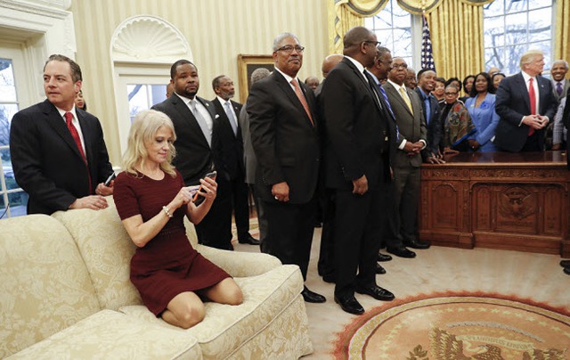 
Bà Kellyanne Conway, cố vấn cấp cao của Tổng thống Mỹ, ngồi co hẳn hai chân lên ghế sofa trong phòng Bầu dục ở Nhà Trắng trước nhiều quan khách hồi tháng 2.2017.
