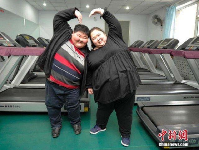 
Trước khi giảm cân năm 2015, Lâm Nguyệt cao 1,63 mét nhưng vòng bụng lên tới 1,6 mét, còn vợ anh cao 1,6 mét, vòng eo 1,7 mét.
