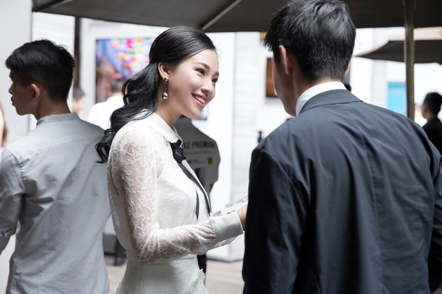 
Hoàng Oanh diện váy ren trắng của nhà thiết kế Châu Phạm, vui vẻ trò chuyện cùng các khách mời.
