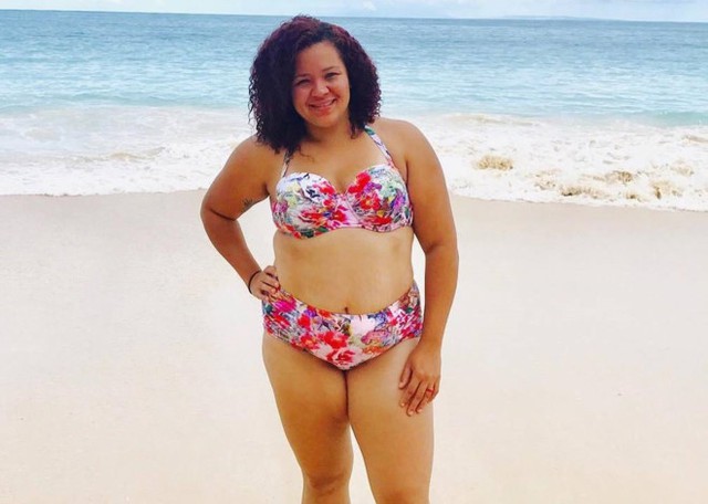 Jasmine tự tin mặc bikini khoe cơ thể trên bãi biển.